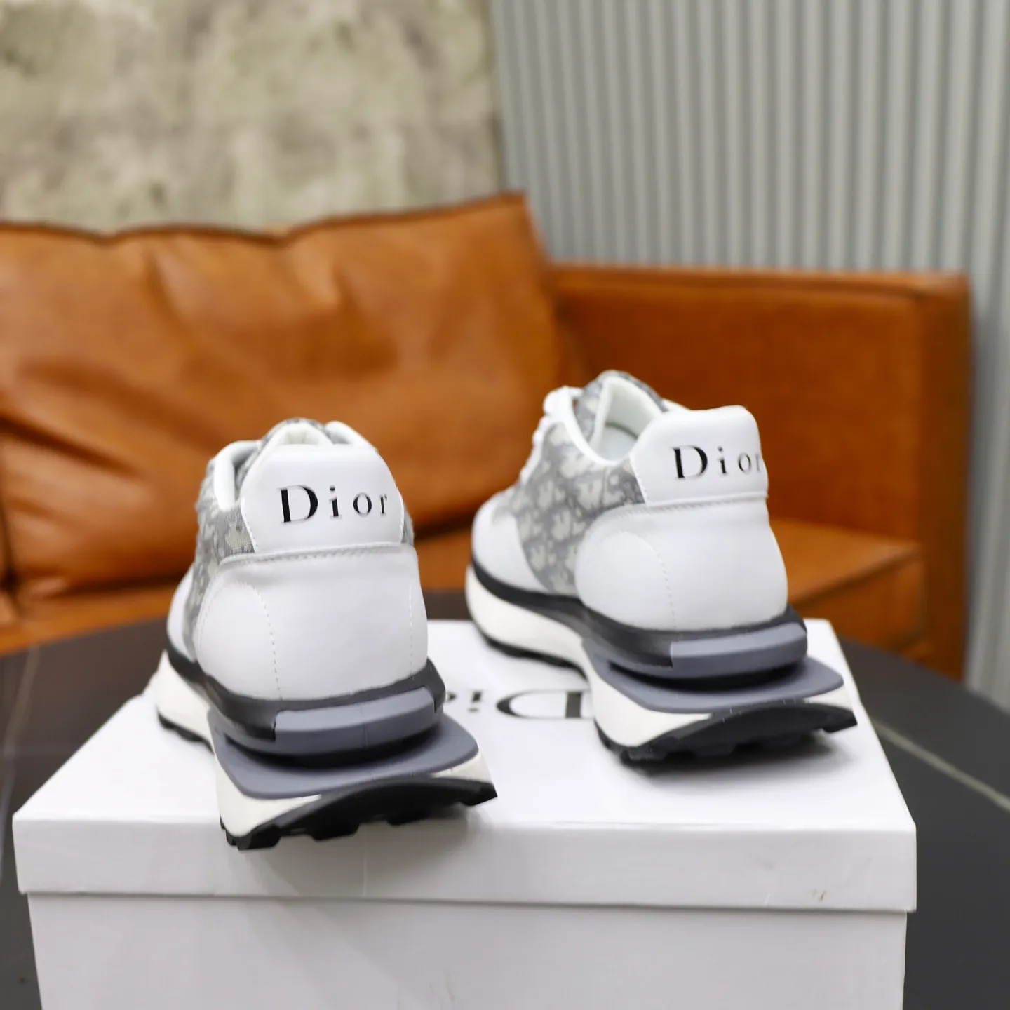 Ex-factory price: 462💰🙅‍♂️🙅‍♂️🙅‍♂️ Brand: Dior DIOR Standard code: 38-44 (45 customized) Grade: Same as the official website Material: Original leather splicing brand cloth Comfortable and breathable lining Lightweight and wear-resistant sports outsole Style category: Men's fashionable casual shoes Running sneakers Distinguished luxury brand elements Top luxury Color: actual picture color